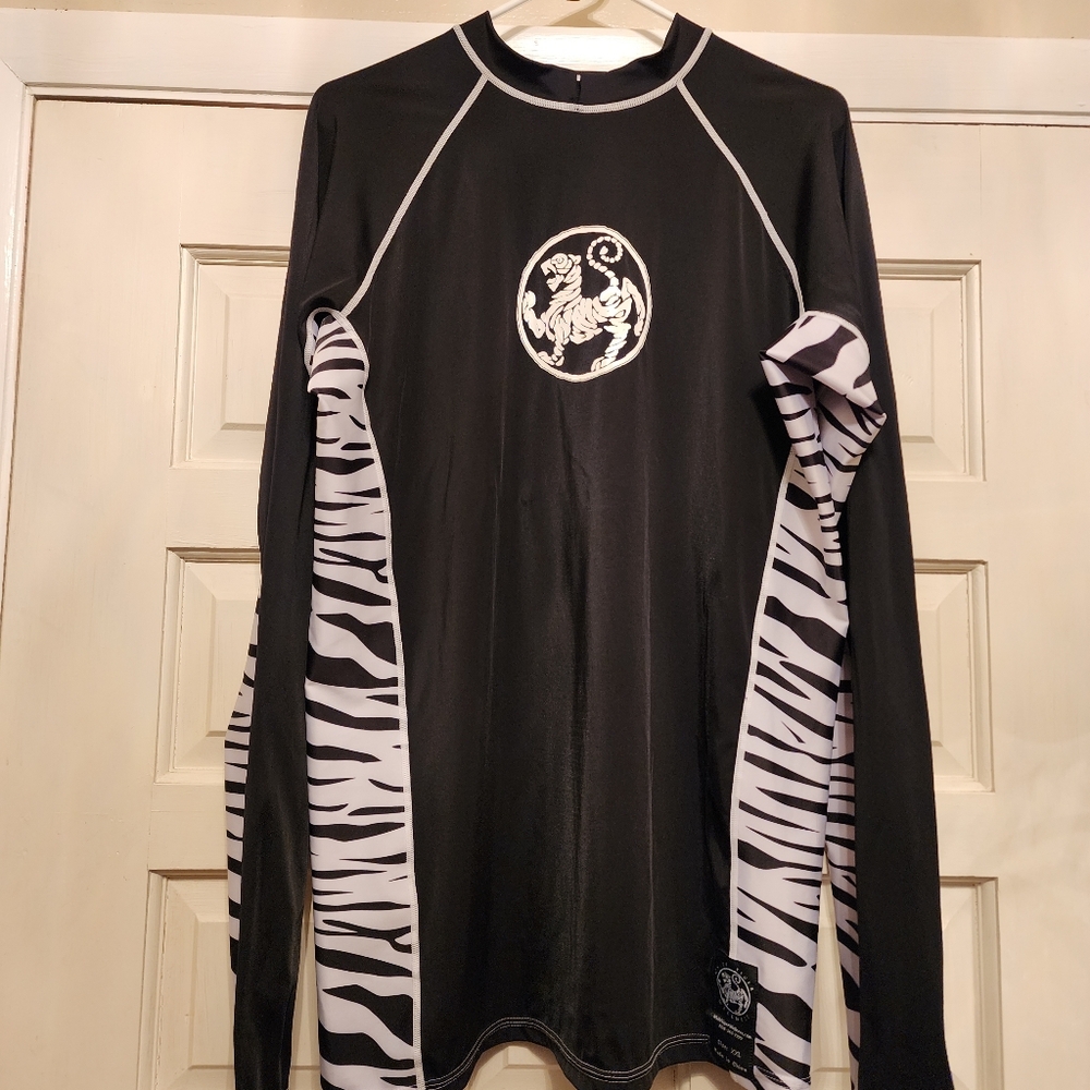 WHITE TIGER WELLNESS SWIM/SURF LONG SLEEVED RASH GUARD XXL Stretchy